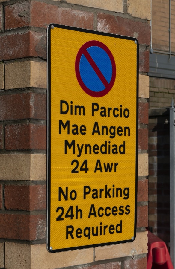 Welsh-English no-parking sign, Wales